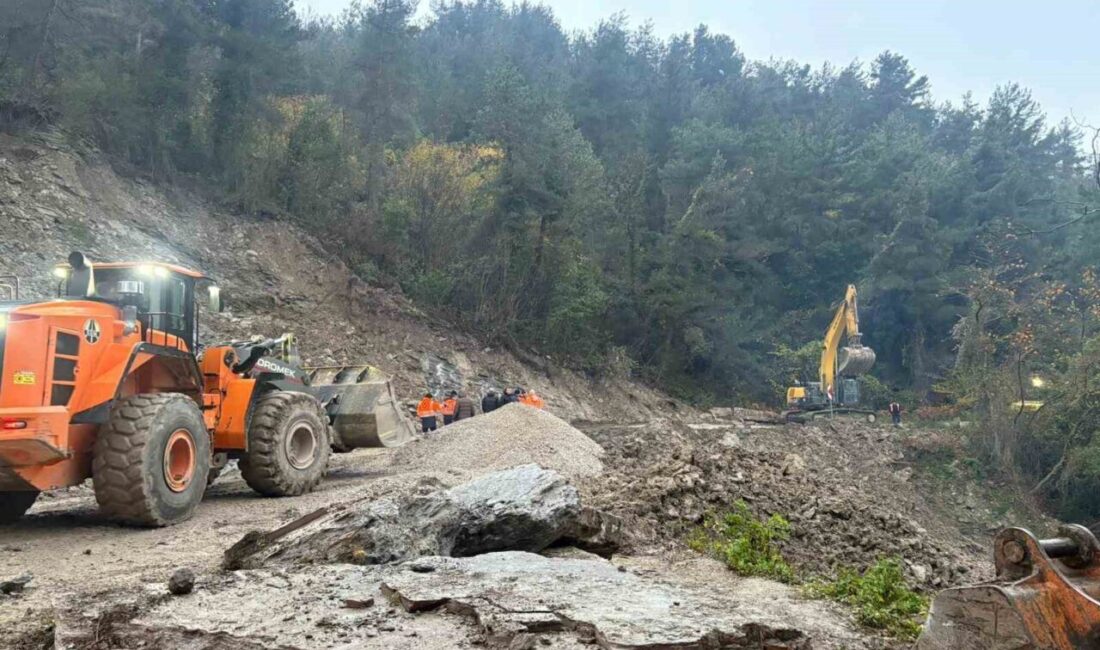 Kastamonu’da heyelan sebebiyle kapanan İnebolu-Doğanyurt-Cide karayolu, ekiplerin çalışmasıyla ulaşıma açıldı.
