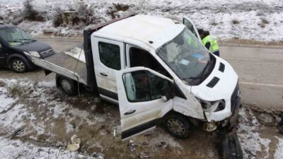 Kastamonu’da işçileri taşıyan kamyonetin kar yağışı sebebiyle kayması sonucu şarampole