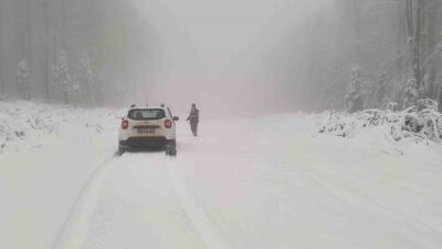 Kastamonu’nun İnebolu ilçesinde etkili olan kar yağışı yüksek kesimleri beyaza