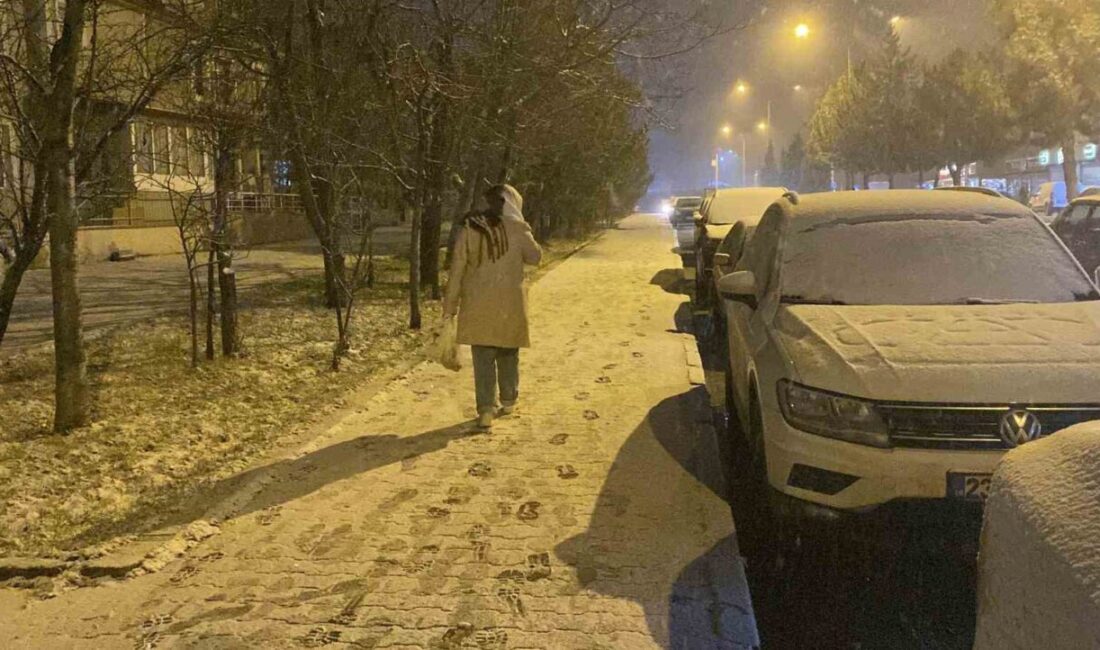 Kastamonu’da gün boyunca yüksek kesimlerde yağan kar, akşam saatlerinde il