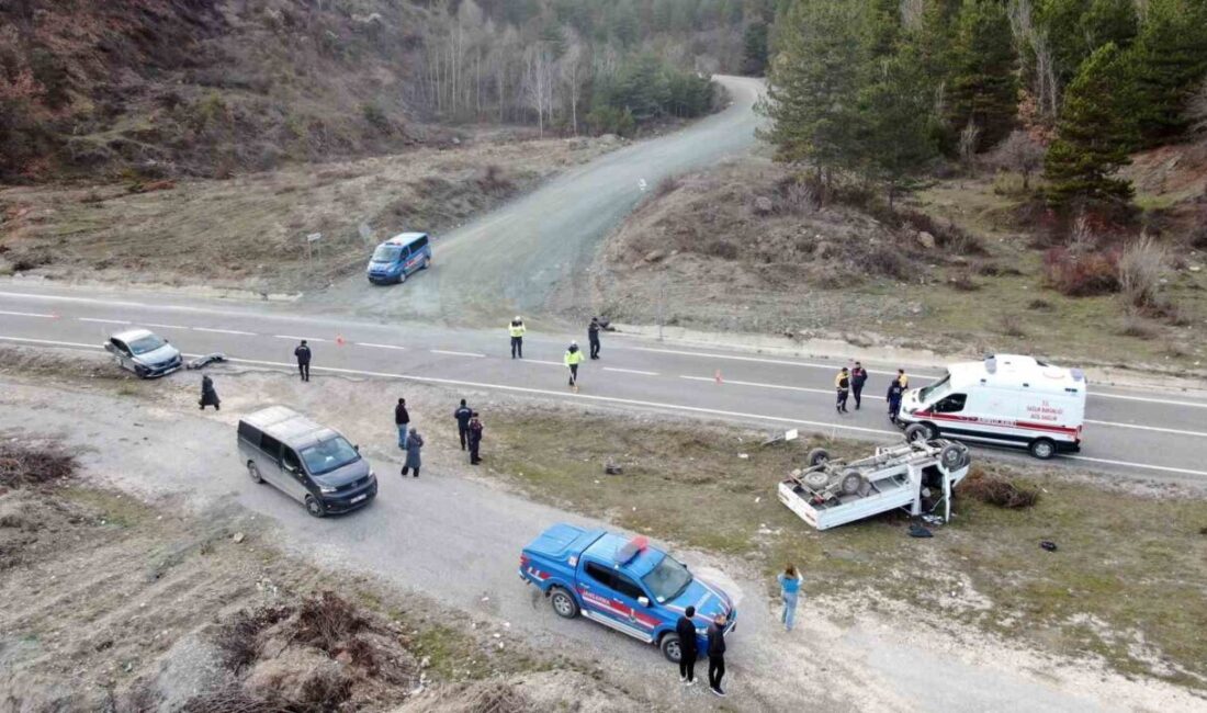 Kastamonu’da otomobille çarpışan kamyonet, şarampolde ters döndü. Kazada 1 kişi