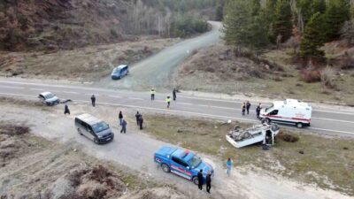 Kastamonu’da otomobille çarpışan kamyonet, şarampolde ters döndü. Kazada 1 kişi