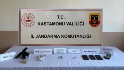 Kastamonu’da polis ekipleri tarafından gerçekleştirilen uyuşturucu operasyonda gözaltına alınan şüphelilerden