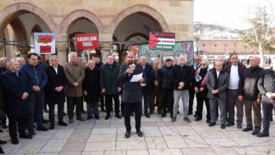 Kastamonu’da cuma namazı çıkışında bir araya gelen vatandaşlar, Gazze’deki insanlık