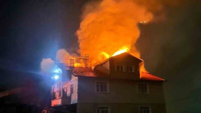 Kastamonu’nun Azdavay ilçesinde çıkan yangında bir evin çatısı kullanılamaz hale