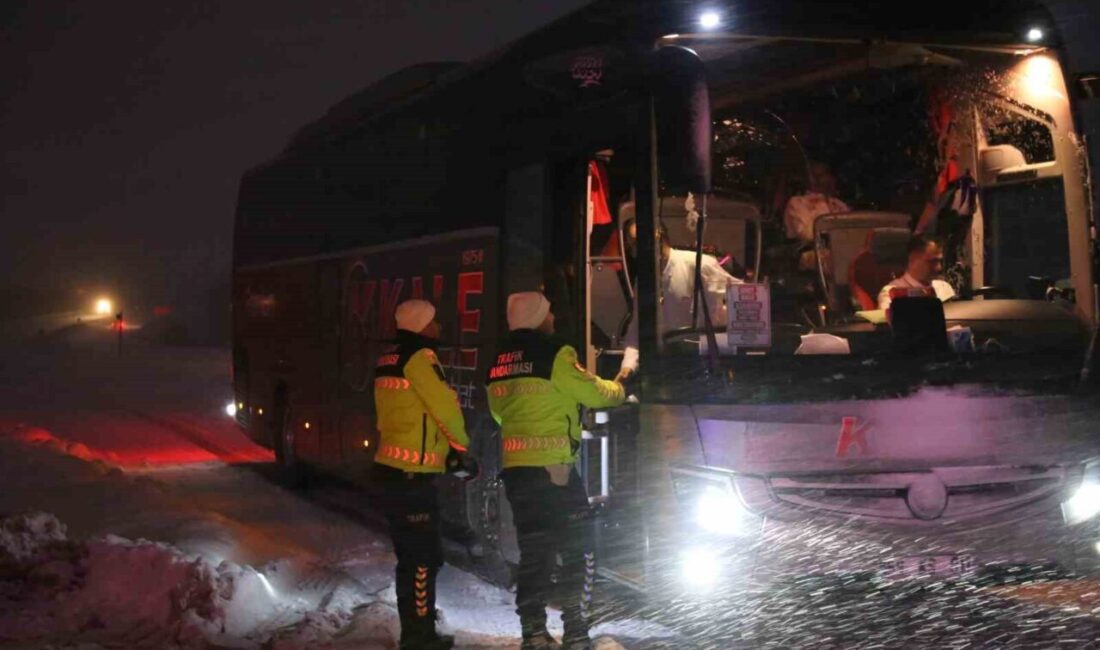 Kastamonu’da yoğun kar yağışı: Ağır tonajlı araçların geçişine izin verilmiyor Kastamonu’da etkili olan yoğun kar yağışı sebebiyle bazı yollar ağır