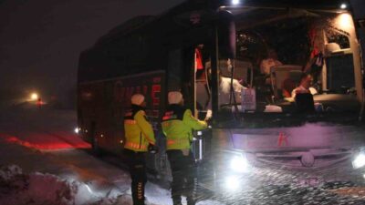 Kastamonu’da etkili olan yoğun kar yağışı sebebiyle bazı yollar ağır