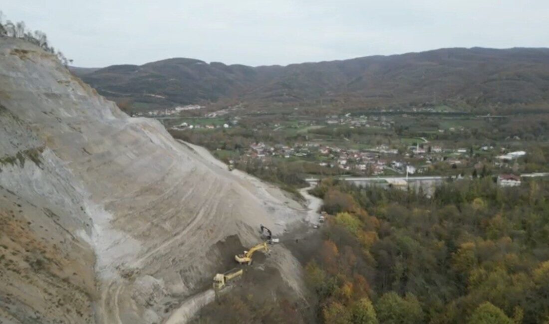 Düzce’nin Kaynaşlı ilçesinde heyelan nedeniyle ulaşıma kapanan yol, belediye ekiplerinin