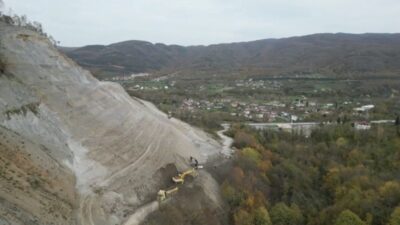 Düzce’nin Kaynaşlı ilçesinde heyelan nedeniyle ulaşıma kapanan yol, belediye ekiplerinin