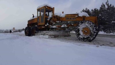 Bolu’nun Mudurnu ilçesinde yaşayan bir kişi, etkili olan kar yağışı