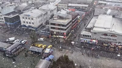 Düzce’de etkili olan kar yağışı kenti beyaz bir örtüyle kapladı.