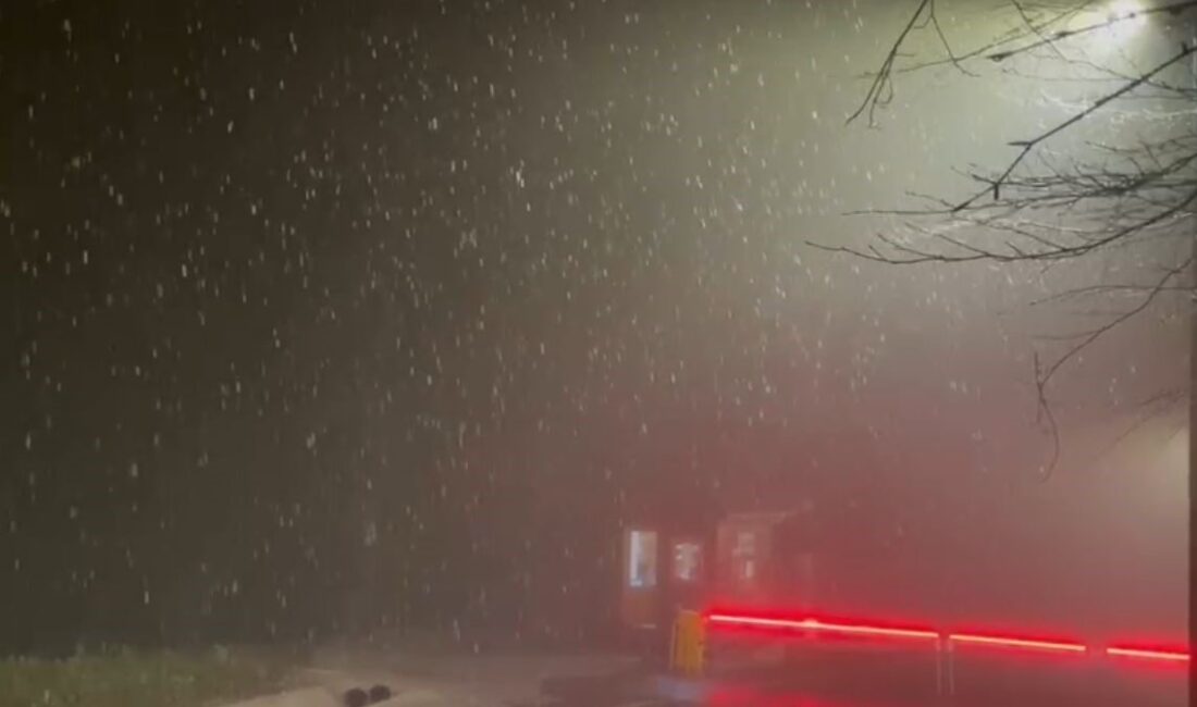 Kocaeli’nin kış turizm merkezlerinden Kartepe’nin yüksek kesimlerinde gece saatlerinde kar