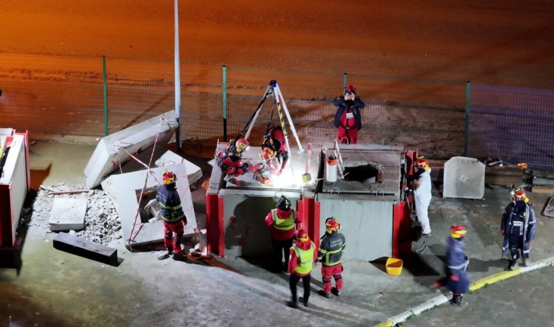 Kocaeli İtfaiyesi, AFAD’ın en üst düzey arama kurtarma akreditasyonunu aldı Kocaeli Büyükşehir Belediyesi İtfaiyesi, kapsamlı hazırlık ve tatbikatların ardından AFAD’ın