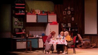 Kocaeli Büyükşehir Belediyesi Şehir Tiyatroları, “Üç Jokerli Konken” adlı oyunuyla