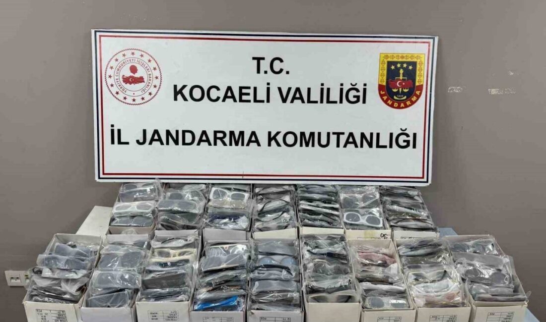 Kocaeli’de 2,6 milyon TL’lik kaçak gözlük ve tütün operasyonu Kocaeli’de yapılan operasyonda piyasa değeri yaklaşık 2,6 milyon TL olan