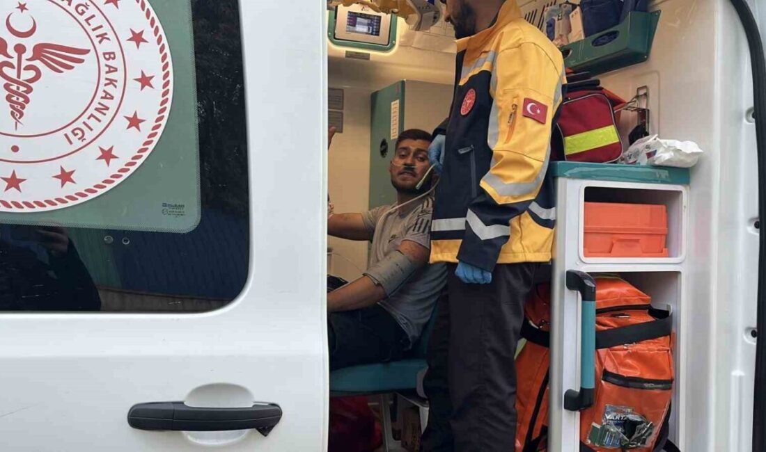 Kocaeli’de bina çatısında yangın: Baba ve oğlu dumandan etkilendi Kocaeli’nin Darıca ilçesinde 3 katlı bir binanın çatısında çıkan yangında,