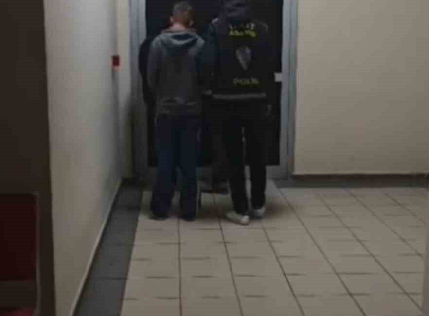 Kocaeli’nin İzmit ilçesinde sokak duvarlarına yasa dışı bahis sitesi reklamı