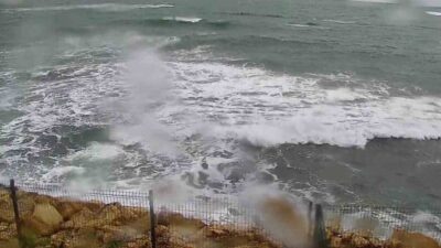 Kocaeli’de fırtına sahilleri vurdu, dalgalar yükseldi, tekneler sallandı. Yüksek kesimlerde