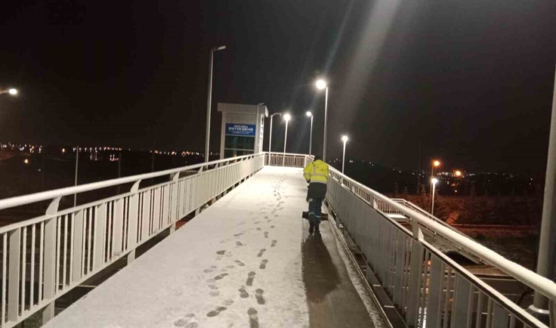 Kocaeli’de karla mücadele çalışmaları sürüyor Kocaeli’de belediye ekipleri, kentte etkili olan kar yağışı nedeniyle ulaşımda