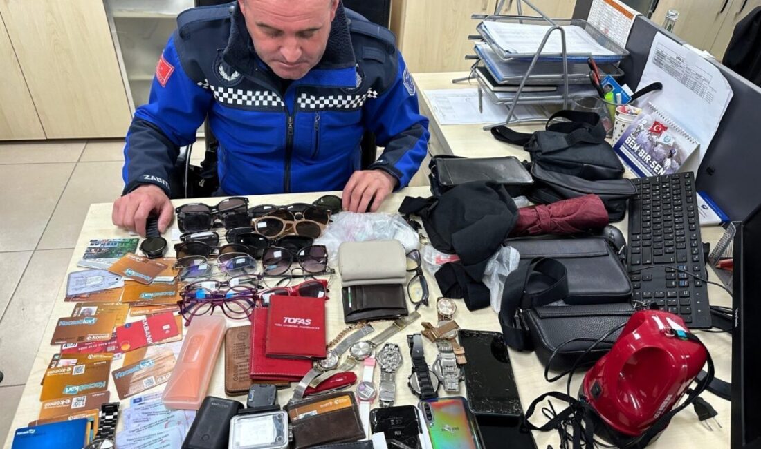 Kocaeli’de vatandaşların park, bulvar ve durak gibi sosyal alanlarda unuttuğu