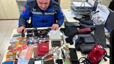 Kocaeli’de vatandaşların park, bulvar ve durak gibi sosyal alanlarda unuttuğu