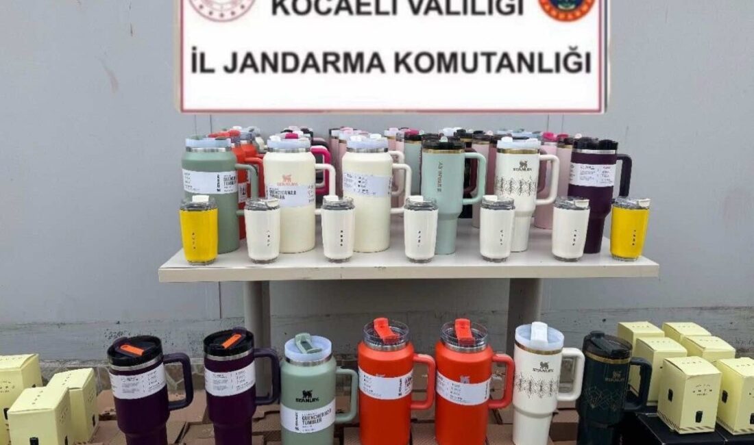 Kocaeli’de piyasa değeri yüksek ünlü markaya ait 100 termos ele geçirildi Kocaeli’de 4 araçta yapılan aramalarda 9 ruhsatsız tabanca ile şarjörleri,