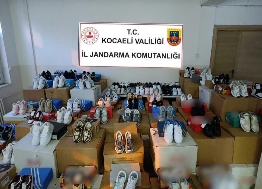 Kocaeli’de sahte ayakkabı operasyonu Kocaeli’nin Kartepe ilçesinde ünlü markalara ait bin 50 çift sahte