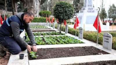 Kocaeli Büyükşehir Belediyesi ekipleri, İzmit Bağçeşme’deki Namazgâh ve Polis şehitliklerinde