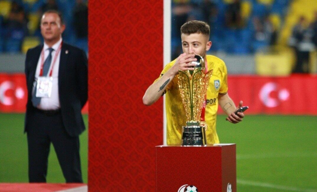 Kocaeli’de silahlı saldırı: 1’i futbolcu 3 yaralı Kocaeli’de meydana gelen silahlı saldırıda 3 kişi silahla vurularak yaralandı.