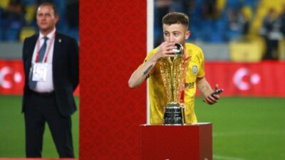 Kocaeli’de meydana gelen silahlı saldırıda 3 kişi silahla vurularak yaralandı.