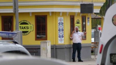 Kocaeli’nin İzmit ilçesinde taksi durağına giren ve elinde tabanca ile