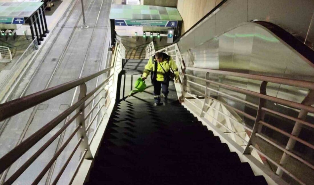 Kocaeli’de belediye ekipleri, kış aylarında vatandaşların güvenli ulaşımını sağlamak amacıyla