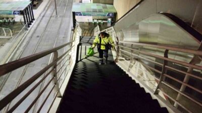 Kocaeli’de belediye ekipleri, kış aylarında vatandaşların güvenli ulaşımını sağlamak amacıyla