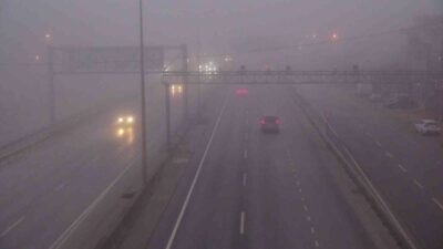 Kocaeli’de sabahın erken saatlerinden itibaren etkisini artıran yoğun sis, kent