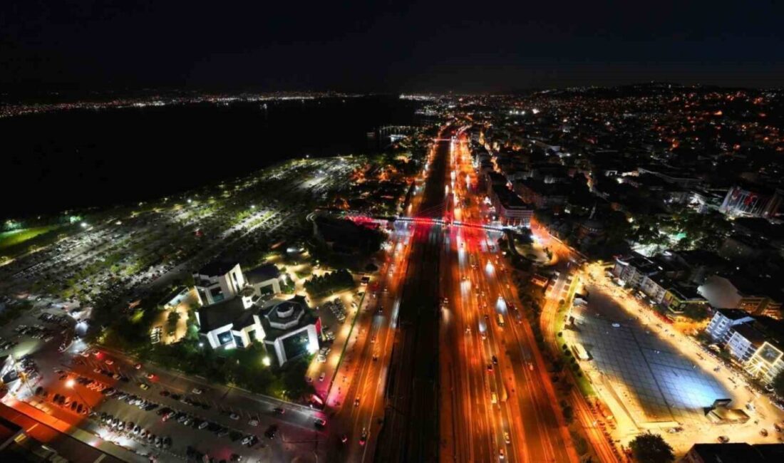 Kocaeli’nin sosyal yaşam alanları gece ışıklarıyla renkleniyor Kocaeli Büyükşehir Belediyesince kazandırılan sosyal donatı alanları, gece aydınlatmalarıyla kentin