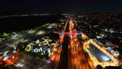 Kocaeli Büyükşehir Belediyesince kazandırılan sosyal donatı alanları, gece aydınlatmalarıyla kentin