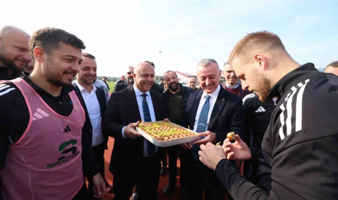 Kocaelispor’a Kasımpaşa maçı öncesi baklavalı moral Kocaeli Büyükşehir Belediye Başkanı Tahir Büyükakın, Kocaelispor antrenmanını ziyaret ederek,