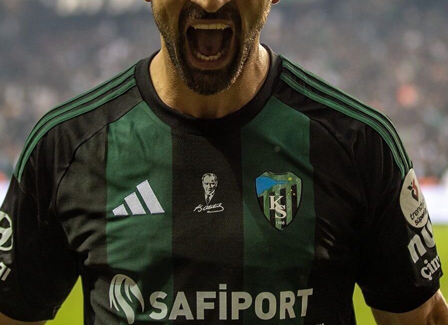 Fenerbahçe ile Galatasaray arasında oynanan derbiyi izlemeye gidenler arasında yer