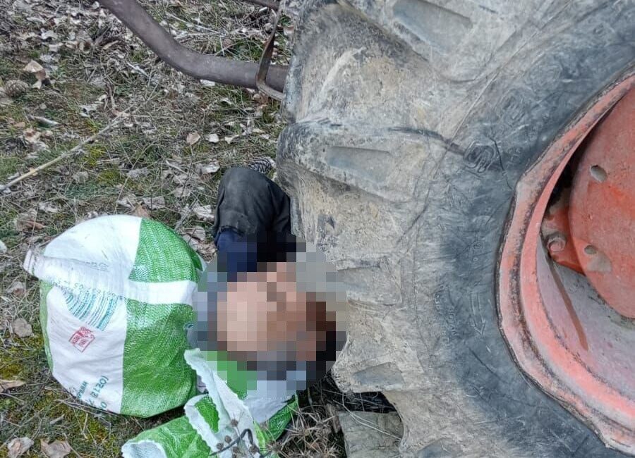 Kontrol etmek istediği traktörünün altında kalan yaşlı adam yaralandı Bolu’nun Mudurnu ilçesinde kontrol etmek için durduğu traktörün hareket etmesi