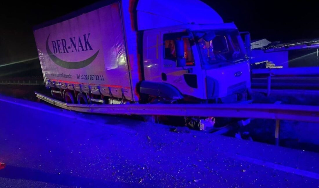Bilecik’te seyir halinde kontrolden çıkan kamyon orta refüje çarparken, sürücüsü