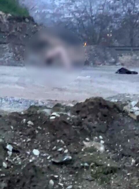 Köprü altında akıllara durgunluk veren görüntüler Kocaeli’nin İzmit ilçesinde köprü altında yaşanan garip olay, görenleri hem