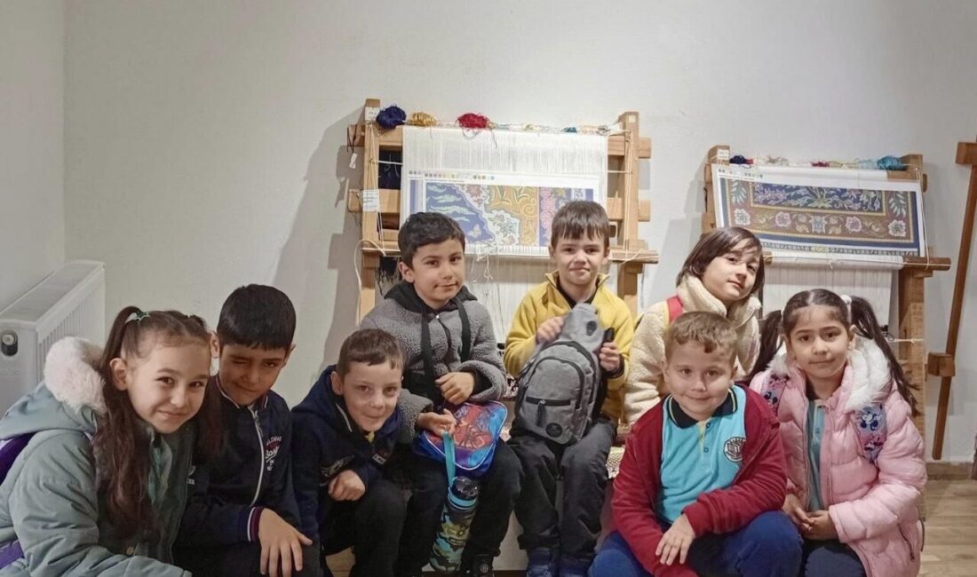 Körfez’de ilkokul öğrencileri Hereke halısının yapım aşamalarını inceledi Körfez Belediyesi Hereke Halı Üretim Atölyesi ve Halı Müzesi, ilkokul
