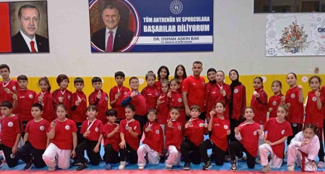 Körfez’in genç ve minik karatecileri 23 madalya aldı Kocaeli’de düzenlenen Öğretmenlere Saygı Kocaeli Karate Şampiyonası’nda Körfezli minik sporcular