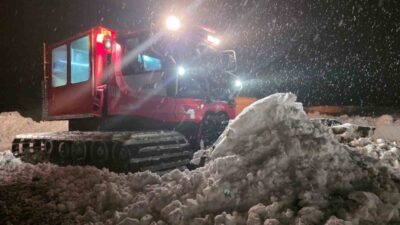 Kastamonu’nun Bozkurt ilçesinde kar yağışı sebebiyle yolu ulaşıma kapanan köydeki
