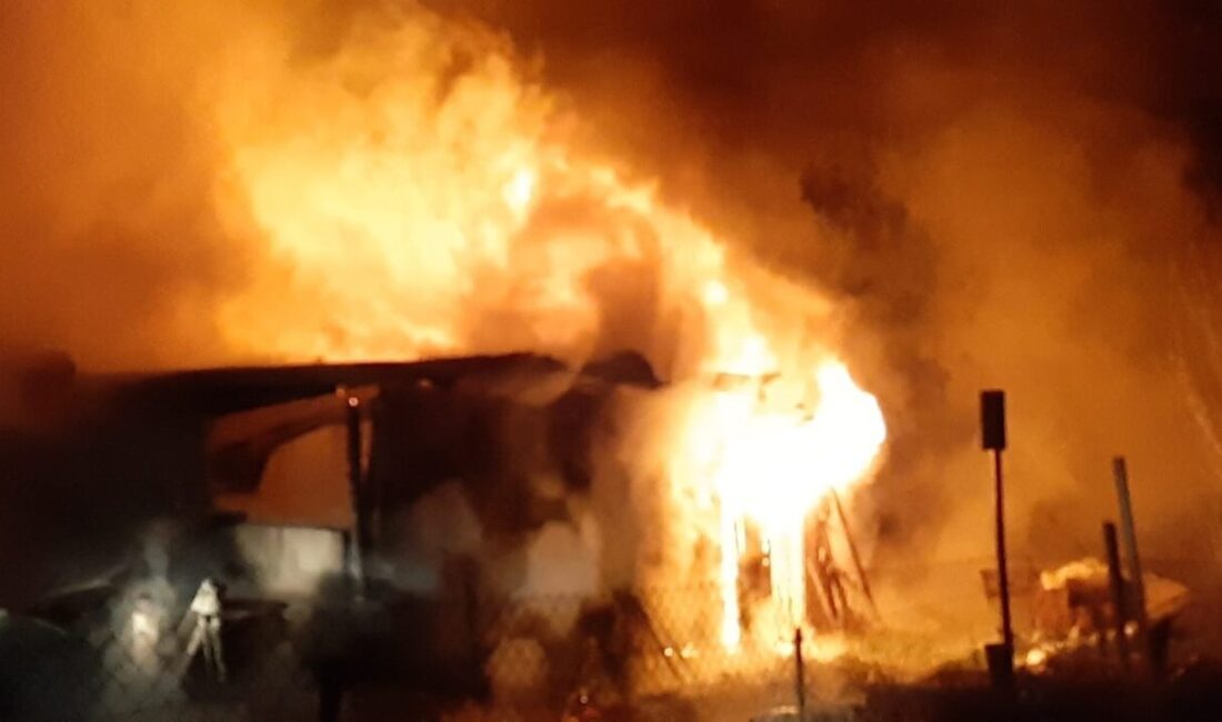 Kümesi alev alev yandı, karşısına geçip “Canımız sağ, ben de yanabilirdim” dedi Bolu’nun Mudurnu ilçesinde boş bir hindi kümesinde çıkan yangın, itfaiye