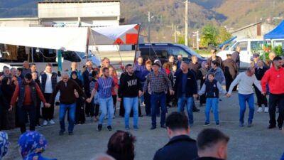 Düzce’de ikincisi düzenlenen Kuymak Festivali’nde soğuk havaya rağmen yüzlerce kişi