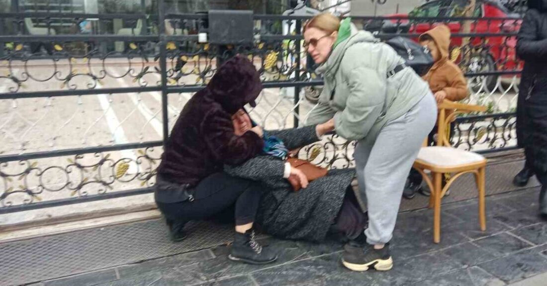 Kuyumcu mağdurlarının eyleminde yaşlı kadın fenalaştı Düzce’de iflas gerekçesiyle kapanan kuyumcuda paralarının ve altınlarının kaldığını, mağdur