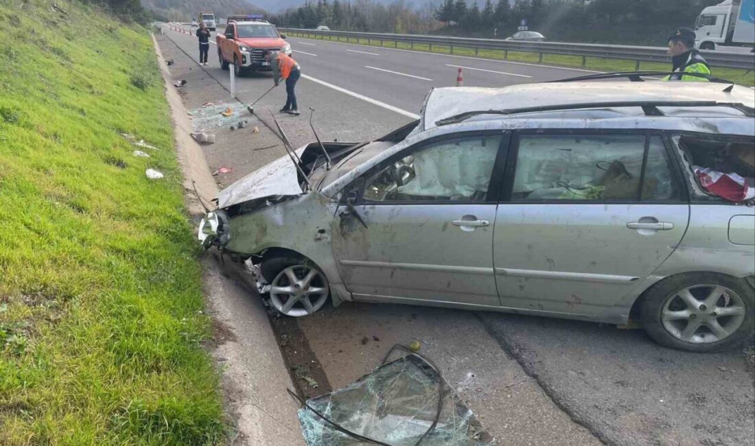 Lastiği patlayan otomobil bariyere çarpıp takla attı DÜZCE(İHA) – Anadolu Otoyolu Düzce geçişinde lastiği patlayan otomobil bariyere