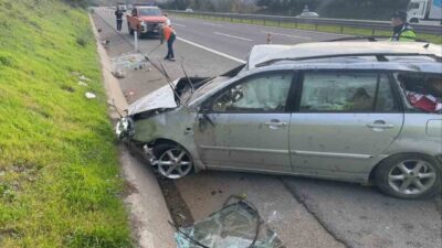 DÜZCE(İHA) – Anadolu Otoyolu Düzce geçişinde lastiği patlayan otomobil bariyere