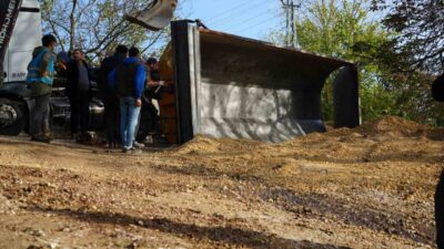 Kocaeli’nin İzmit ilçesinde mıcır yüklü kamyonun damperinin devrilmesi sonucu panikleyen